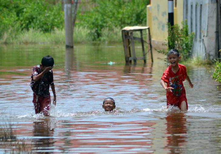 Sekolah Diliburkan, Anak-anak Bermain di Lokasi Banjir Kota Dumai