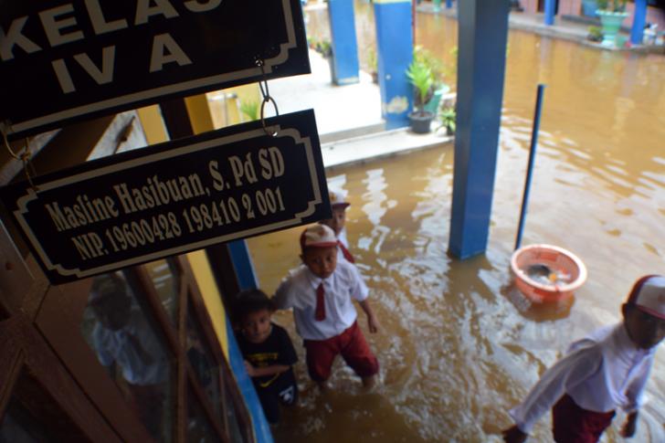 Siswa SDN 001 Rimba Sekampung Harus Pulang Cepat