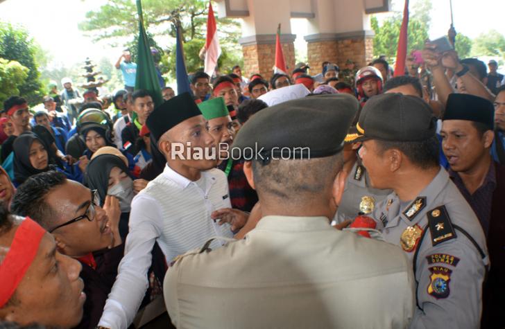 Mahasiswa Dumai Sempat Ricuh dengan Personel Polisi