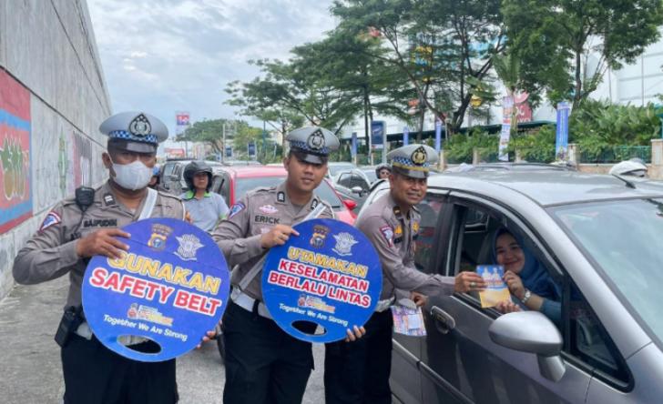 Satlantas Polresta Pekanbaru Bagikan Brosur dan Papan Gimmick kepada Pengendara, Pesannya Positif Banget