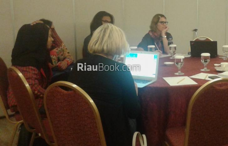 Wanita Bule ini Begitu Perhatian dengan Lingkungan di Riau