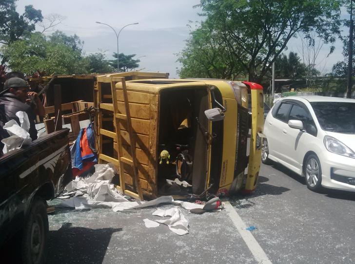 Mobil Truk Muatan Kaca Terguling di Jalan Arifin Achmad Pekanbaru, Diduga Akibat Rem Mendadak