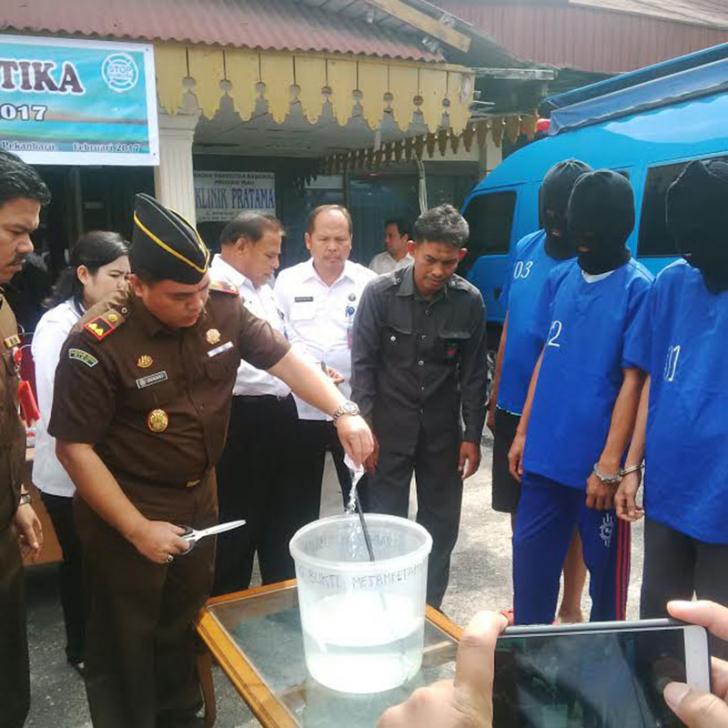 Narkoba Dilarutkan Dalam Racun Serangga, BNNP Riau Musnahkan Sabu-sabu