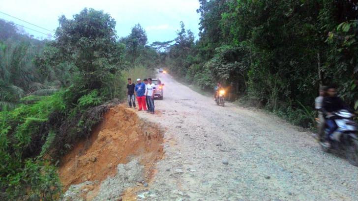 Kondisi Jalan di Desa Pongkai, Koto Kampar Hulu Memprihatinkan