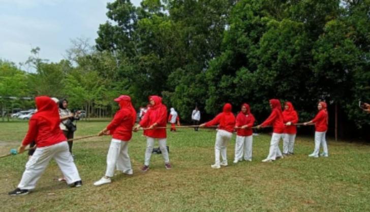 Meriahkan Hari Kemerdekaan RI, Dharma Wanita Gelar Acara Family Gathering, Seragamnya Kompak Merah Putih