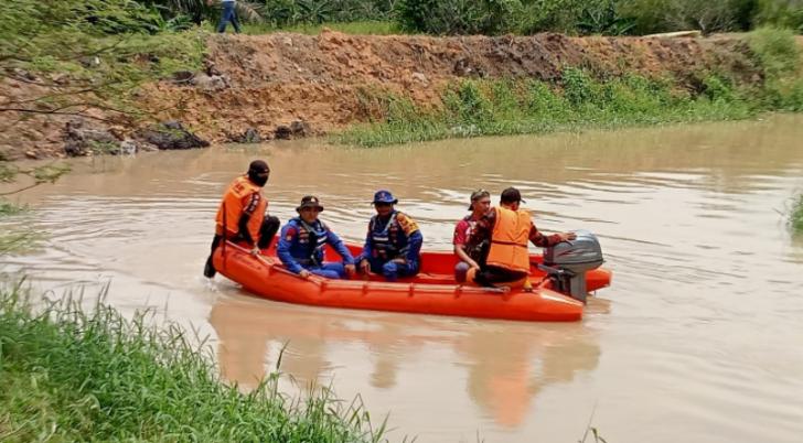 Tim Gabungan Satpolairud Polres Pelalawan Lakukan Pencarian Bocah Tenggelam