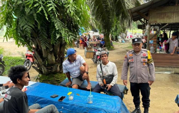 Aiptu Zio Sosialisasi Kamtibmas kepada Pemburu Barang Bekas di TPA Rumbai