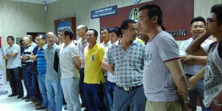Mahasiswa Cegat Mobil Membawa Tenaga Kerja Asing asal China di Kendari