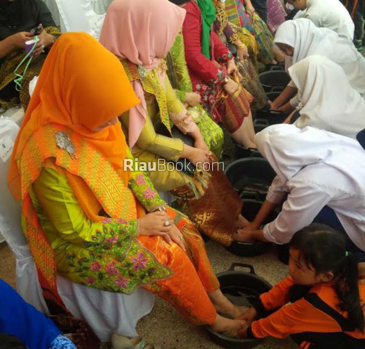 Mereka Mencuci Kaki Ibunya Penuh Cinta dan Kasih Sayang