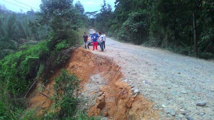 Camat XIII Koto Kampar Berharap Pemerintah Perbaiki Jalan Longsor Desa Pongkai