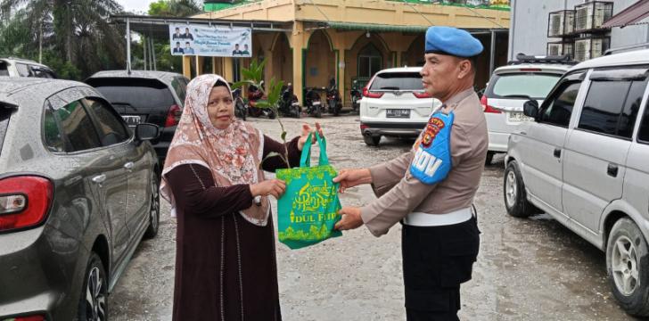 Polsek Kandis Tebar Kepedulian Lingkungan, Bagikan 100 Bibit Pohon Usai Sholat Idul Fitri 1447 H