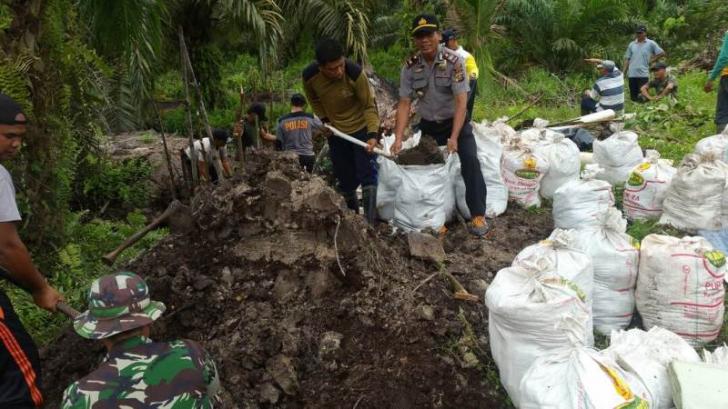 Antisipasi Kebakaran Lahan, Polisi Siak Buat Kanal Bloking
