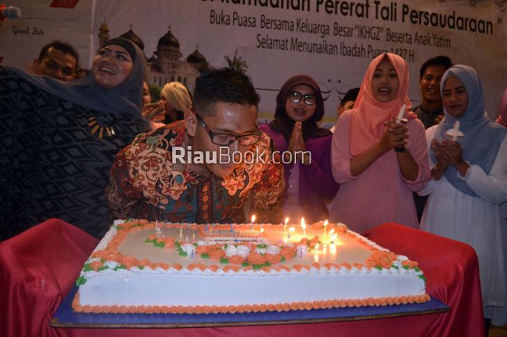 Usai Melaksanakan Puasa Bersama Dengan Anak Yatim, GM Grand Zuri Dumai Diberi Kejutan