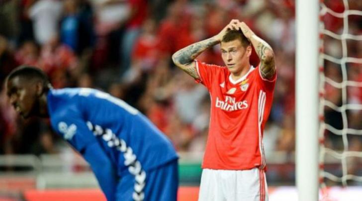Chelsea dan Manchester United Berebut Bek Tangguh Lindelof