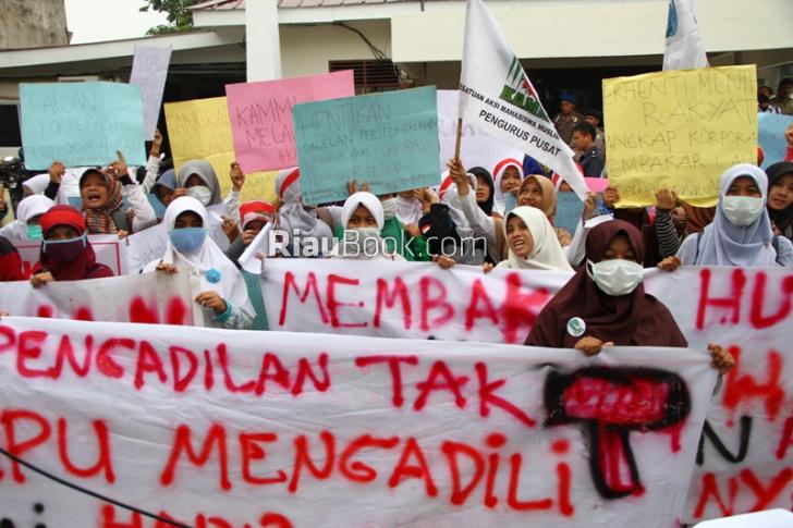 TNI Cukup di Darat, Tapi Kapolres Meranti Pilih Naik Helikopter Pantau Kebakaran Lahan