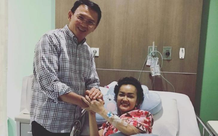 Sambil Tersenyum, Ahok Pegang Tangan Julia Perez