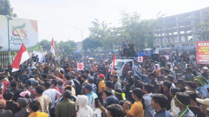 Ribuan Massa Kepung Kantor Gubernur Kemarin