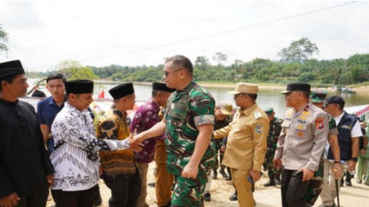 Masyarakat Kampar Apresiasi Program TNI Membangun Desa