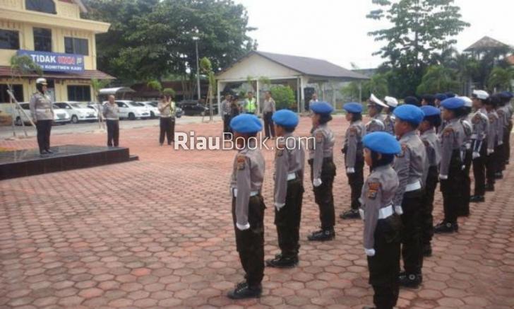 Juara, Polisi Cilik Bengkalis Terima Piala Bergilir dari Kapolda Riau