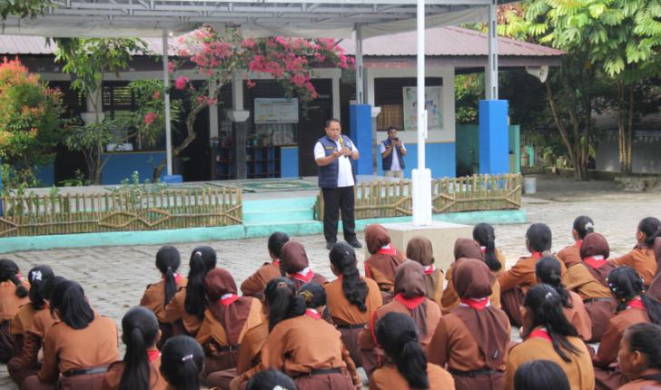Kepala BNNK Sosialisasi di SMPN 19 Pekanbaru, Ratusan Siswa Bentangkan Spanduk Deklarasi Anti Narkoba