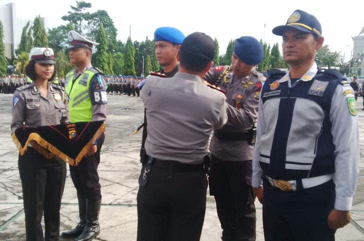 Kapolda Riau Pimpin Upacara Gelar Pasukan Ops Lilin Siak 2016