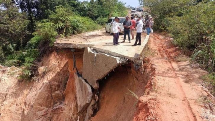 Jalan di Rohul Runtuh