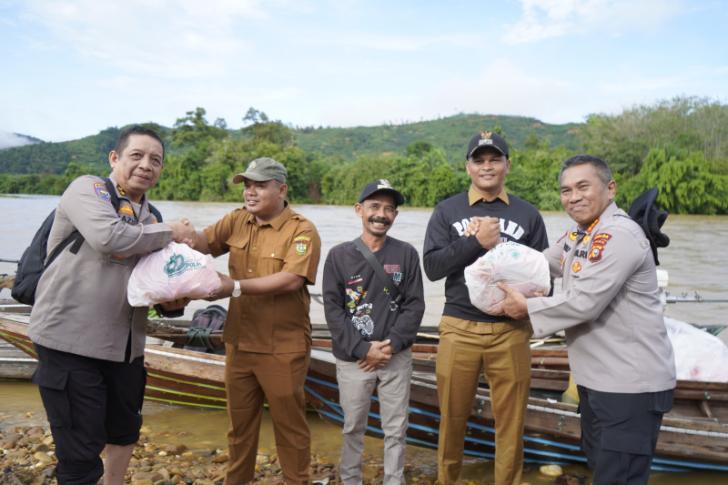 Misi Kemanusiaan Eskpedisi JALUR Polda Riau Tembus Pelosok Bagikan Bansos