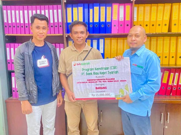 CSR BRK Syariah Hadir hingga Tingkat RT, Warga Pangkalan Kerinci Rasakan Manfaat Bantuan Tenda untuk Kegiatan Sosial