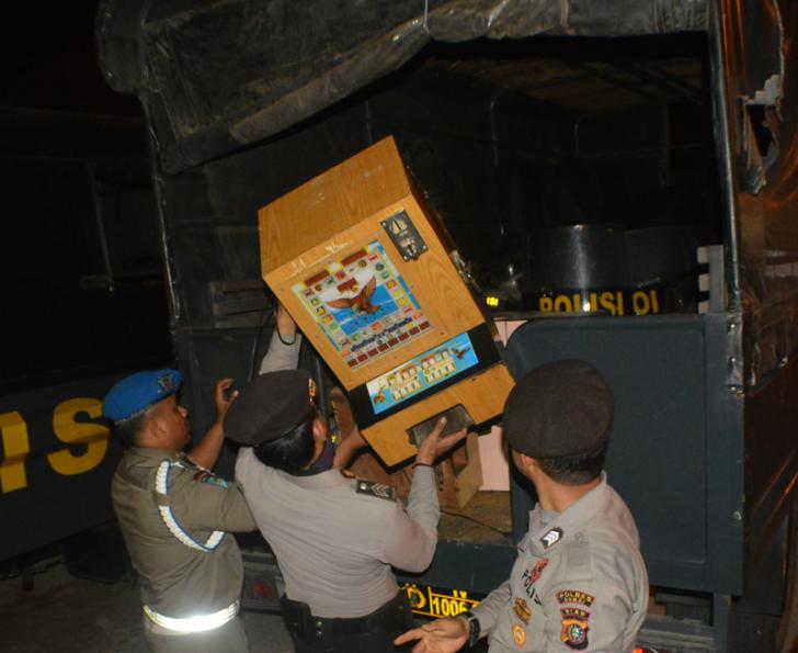 Tengah Berjudi Jakpot, Empat Pria di Dumai Diamankan Tim Gabungan