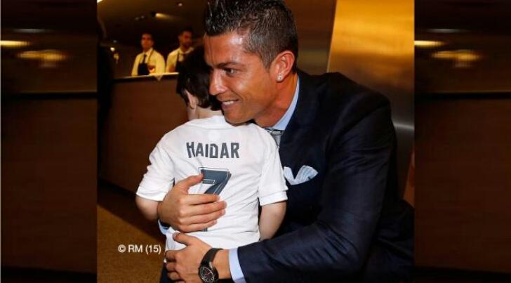 Momen Mengharukan, Ronaldo Peluk Anak Korban Perang Lebanon