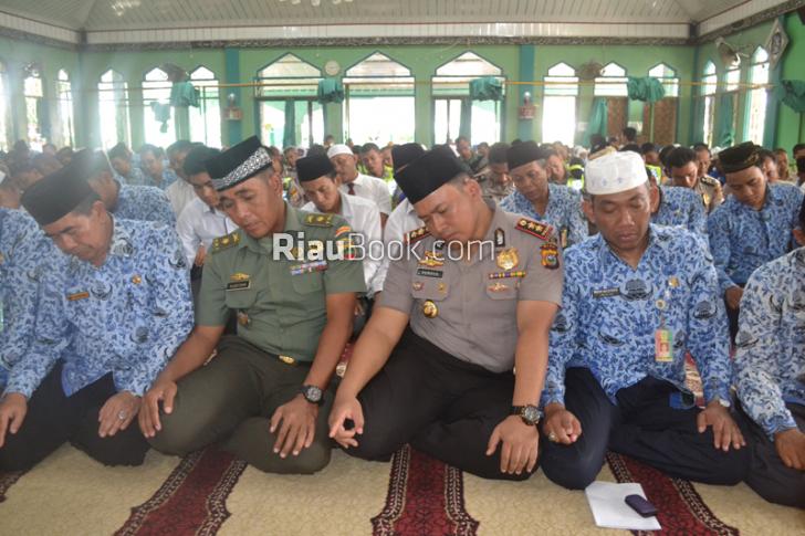 Ingin Dumai Turun Hujan, Personil Polres Dumai & Kodim 0320/Dumai Serta PNS Dumai Shalat Istiqa