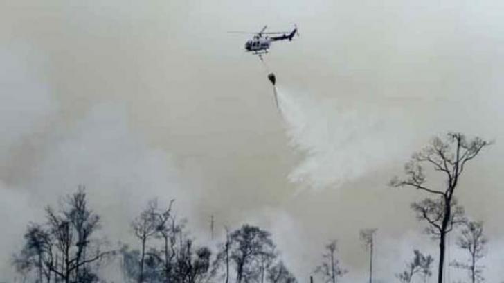 2 Helikopter Datang Siang Ini Hujani Riau dengan Bom Air