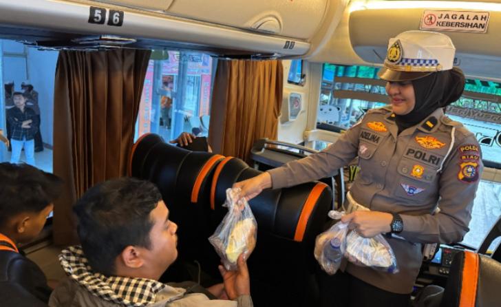 Ditlantas Polda Riau Bagikan Ratusan Takjil kepada Pemudik
