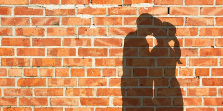 Hei Gadis, Pria Ini Hadiahi Rumah Bagi Perempuan yang Mau Dicium dan Dipeluk