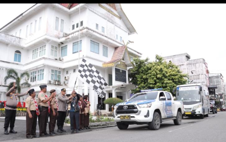 Lepas Kontingen Jambore Karhutla Riau 2025 Bersama Forkompimda, Kapolres Rohil Serahkan Bibit Pohon