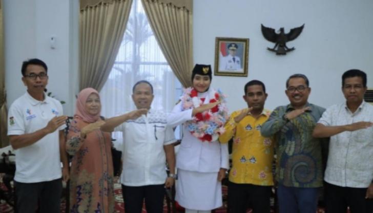 Pulang ke Kampar, Anggota Paskibraka Nasional 2024, Karmilatun Nisa Disambut Sejumlah Pejabat Daerah