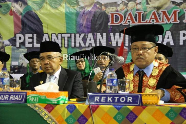 Lihat, Wajah Sangar Gubernur Riau saat Bersama Rektor UIR