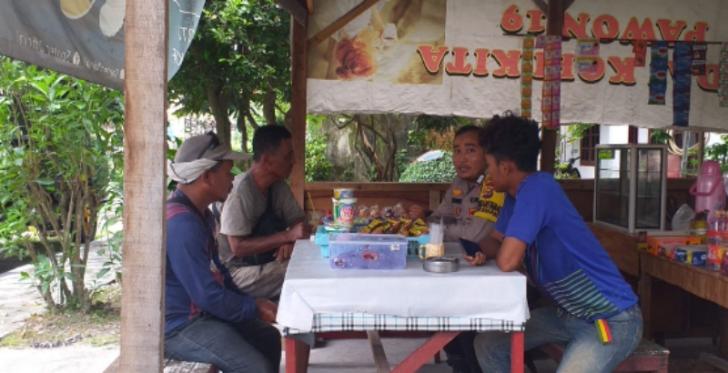 Obrolan Bhabinkamtibmas Mengawal Pilkada Damai Bersama Masyarakat Simpang Empat