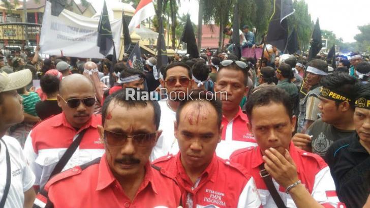 Minta Awie Tongseng Dibebaskan, Ratusan Massa LSM Geruduk Polda Riau