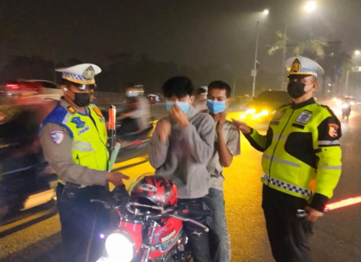 Kabut Asap Selimuti Pekanbaru,  Polantas Bagikan Masker kepada Pengendara