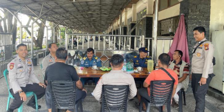 Polsek Kawasan Pelabuhan Sampaikan Pesan Kamtibmas kepada Nahoda Kapal Sungai Duku
