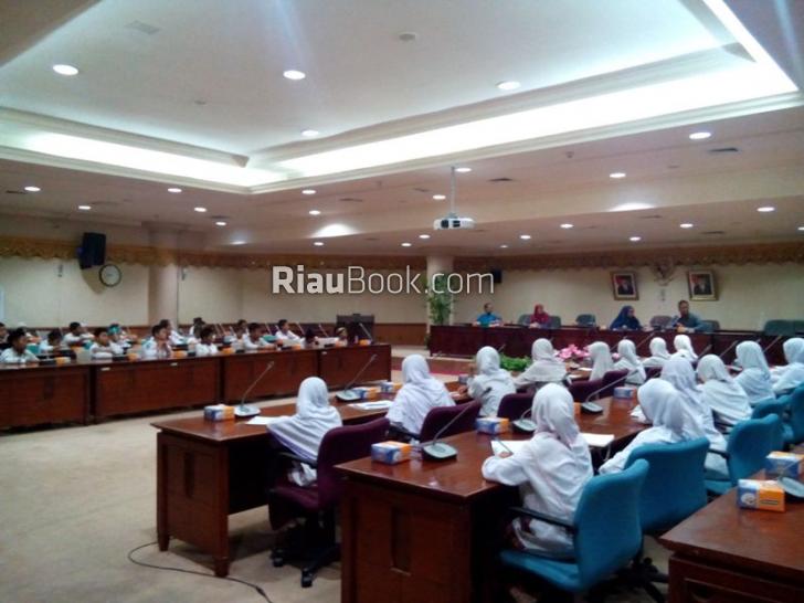 Perkenalkan Demokrasi Sebenarnya, SDIT-AITI Perawang Kunjungi Gedung DPRD