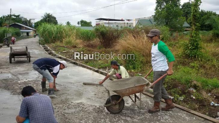 APBD Merosot, Warga Kelurahan Sungai Apit Siak Swadaya Perbaiki Jalan Rusak
