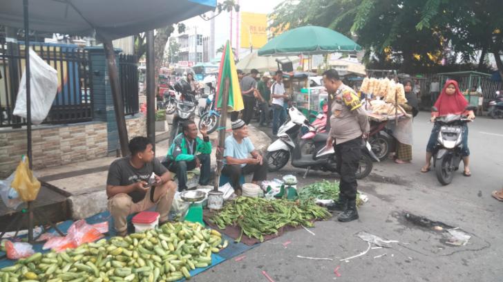 Bhabinkamtibmas Kota Baru Sambangi Pedagang Sembako Pasar Agus Salim, Sosialisasi Kamtibmas dan Ketahanan Pangan