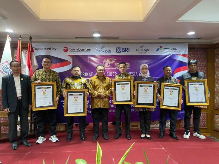 Puluhan Tokoh Nasional Raih Anugerah Sahabat Pers dan Pin Emas Dalam Konvensi Nasional SMSI