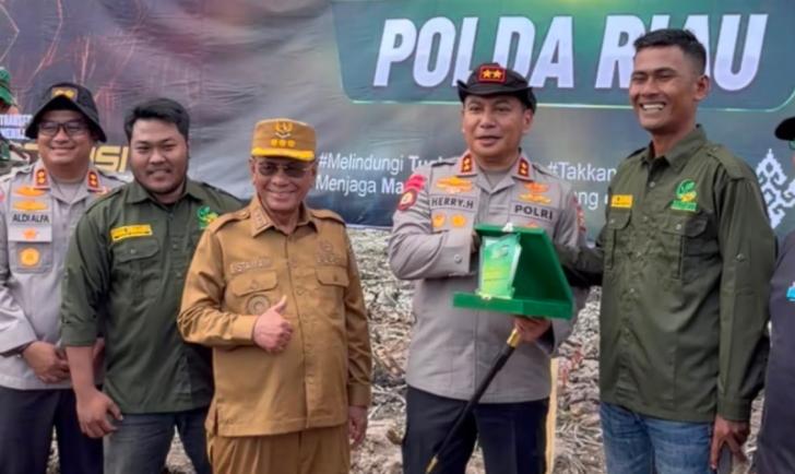 Hari Mangrove Sedunia, Yayasan Generasi Hijau Beri Penghargaan kepada Kapolda Riau