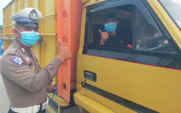 Polri Peduli Kesehatan, Polsek Kandis Bagikan 100 Masker di Jalur Pekanbaruâ€“Duri