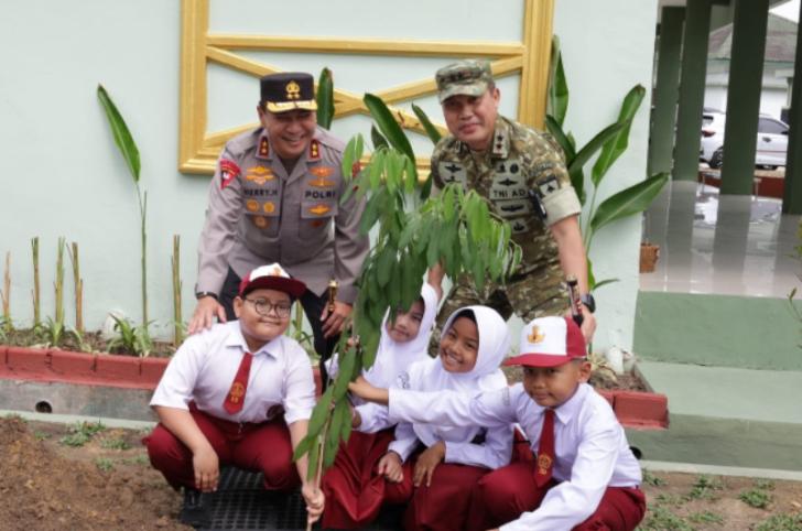 Kapolda Riau Kunjungi Makodam XIX/TT, Tanam Pohon Bersama Pelajar
