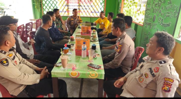 Bahas Kondusifitas Pilkada 2024, Kapolsek Gelar Ngopi Bareng di Kuala Kampar