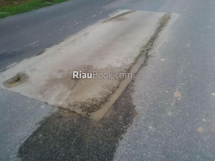 Tambal Sulam Jalan Lintas Siak-Sabak Auh Rusak Lagi, Ancam Pengendara